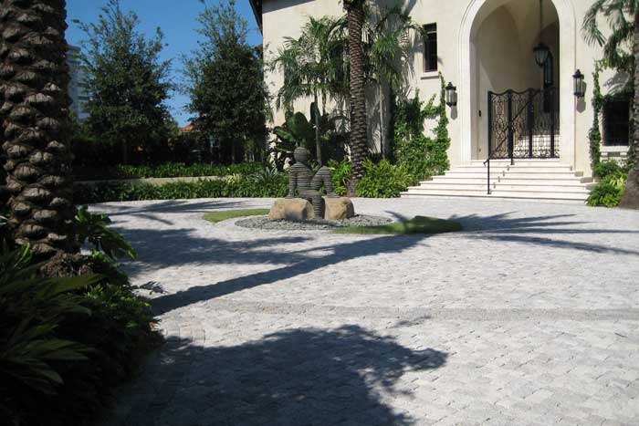 Cobble block circle driveway